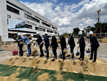 Minister Willingmann beim Spatenstich für das neue mRNA-Kompetenzzentrum in Halle