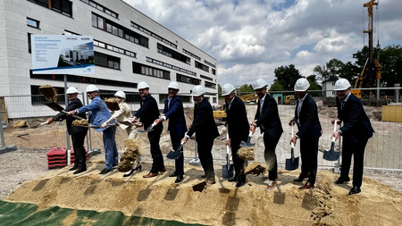 Minister Willingmann beim Spatenstich für das neue mRNA-Kompetenzzentrum in Halle
