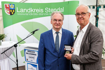 Burkhard Henning hat von Ministerpräsident Haseloff eine Medaille für seine besonderen Verdienste als Direktor des Landesbetriebes für Hochwasserschutz und Wasserwirtschaft erhalten
