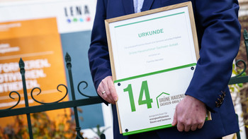 Urkunde und Grüne Hausnummer