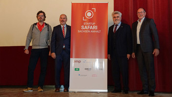 Minister Prof. Dr. Armin Willingmann und Jörg Bagdahn, Rektor der Hochschule Anhalt mit zwei weiteren Startup Partnern