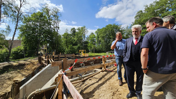 Umweltminister Willingmann nimmt Arbeiten zur ökologischen Durchlässigkeit der Rossel in Augenschein