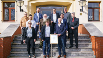 Der Minister für Wissenschaft, Energie, Klimaschutz und Umwelt des Landes Sachsen-Anhalt, Prof. Dr. Armin Willingmann und die Landesenergieagentur Sachsen-Anhalt GmbH (LENA) haben heute im Beisein von Landrat André Schröder die Verbandsgemeinde Mansfelder Grund-Helbra für ihr vorbildliches Energiemanagement ausgezeichnet.