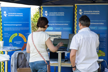 Informationstafeln am Rande der Hochwasserschutzkonferenz