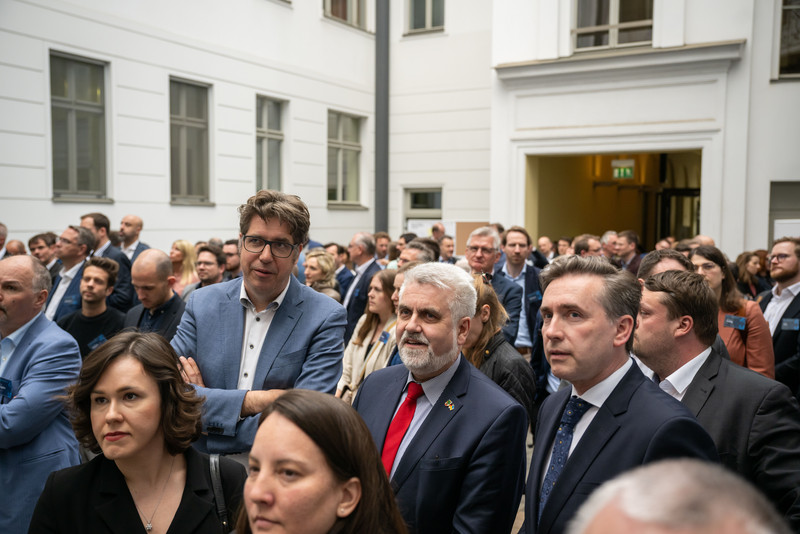 volles Atrium in der Landesvertretung von Sachsen-Anhalt in Berlin