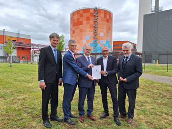 Übergabe eines Förderbescheids für die Kommunale Wärmeplanung an die EVH GmbH in Halle (Saale)