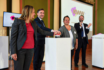 Drücken des Startknopfes für das Kompetenzzentrum Kommunale Wärmewende in Halle (Saale)
