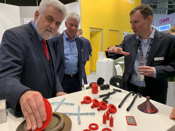 Minister Willingmann am Stand von dGw Gummiwerke AG (Tangermünde)