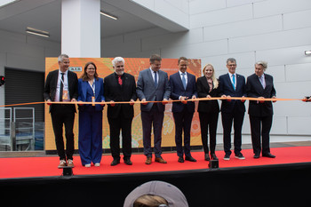 Im Beisein von Wissenschaftsminister Prof. Dr. Armin Willingmann hat der Chemie- und Pharmakonzern Wacker heute in Halle (Saale) ein neues mRNA-Kompetenzzentrum eingeweiht.