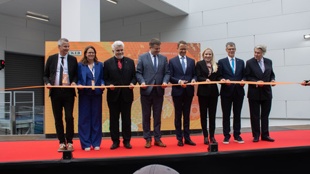 Im Beisein von Wissenschaftsminister Prof. Dr. Armin Willingmann hat der Chemie- und Pharmakonzern Wacker heute in Halle (Saale) ein neues mRNA-Kompetenzzentrum eingeweiht.
