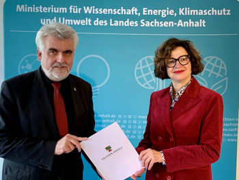 Minister Prof. Dr. Armin Willingmann ernennt Prof. Bettina Erzgräber zur Rektorin der Burg Giebichenstein Kunsthochschule Halle