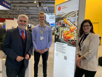 Minister Willingmann am Stand von SOLAR MATERIALS GmbH (Magdeburg)