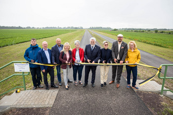 Minister Willingmann weiht Deich in Wolmirstedt ein