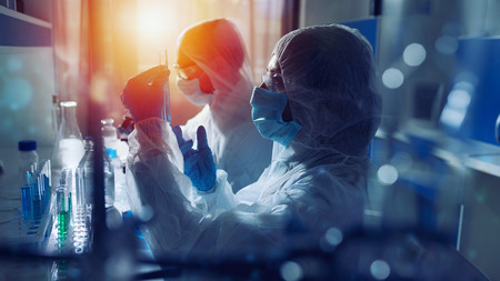 junge Wissenschaflerin im Labor