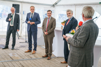Prof. Dr. Armin Willingmann, Minister für Wissenschaft, Energie, Klimaschutz und Umwelt (2.v.r.) bei der Einweihung des "Gläsernen Blockheizkraftwerkes" mit Landrat Thomas Balcerowski, Peter Gaffert, Oberbürgermeister der Stadt Wernigerode und Vertretern der Stadtwerke Wernigerode