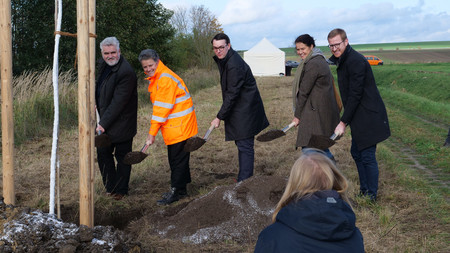 Minister Willingmann gemeinsam mit Ministerin Hüskens bei größter Baumpflanzaktionen des Landes