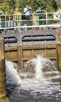 sanierte Oebitzschleuse wird geflutet