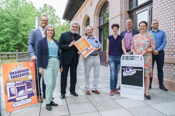 Gemeinsam mit Energieminister Prof. Dr. Armin Willingmann und den Kampagnenpartnern hat die Landesenergieagentur Sachsen-Anhalt GmbH (LENA) den Preisträger-Familien des landesweiten Wettbewerbs „Jetzt brandheiß tauschen!“ symbolisch ihre energieeffizienten Neugeräte überreicht.